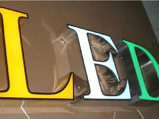 遂昌介绍LED招牌的基础知识。